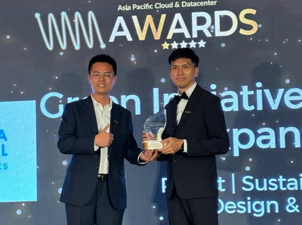 Fari Aditya Gatam dari Bersama Digital Data Centres menerima penghargaan Asia Pacific Cloud  &amp; Data Centres Award dari W.Media  katagori &#039;Sustainability in Design &amp; Build&#039; di Hongkong pada tanggal 30 Nov 2023